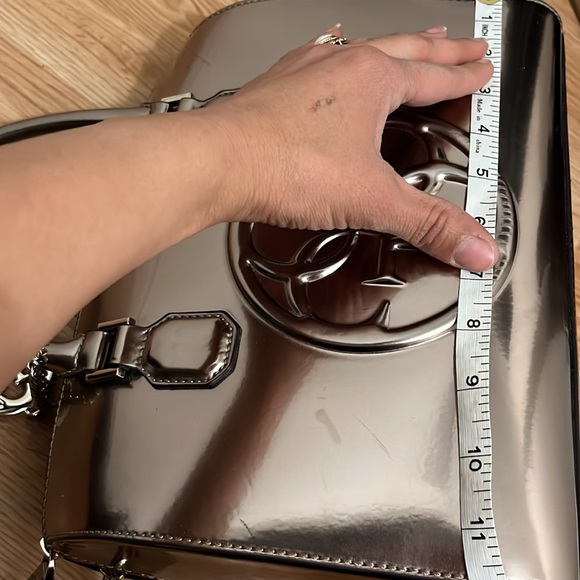 Fabulous Metallic Guess Tote Bag - Picture 9 of 11